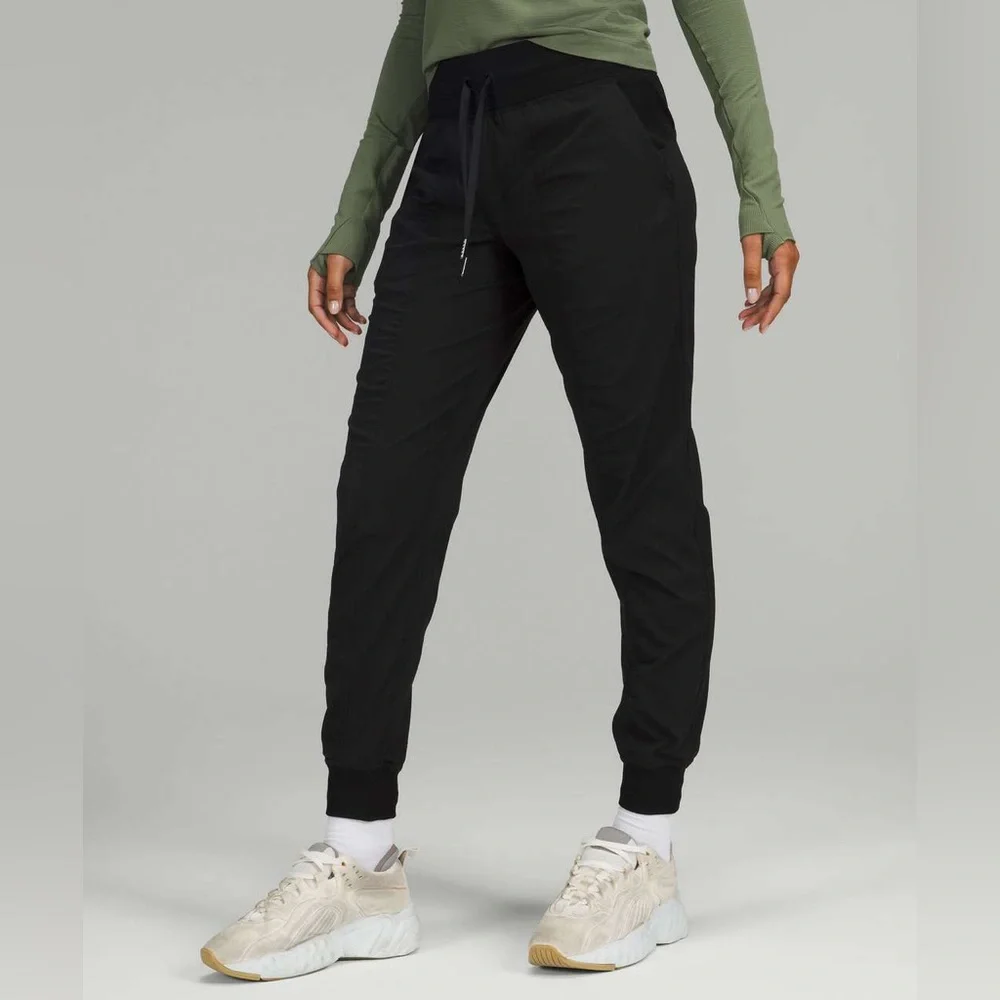 Lululemon Dance Studio Mid-Rise Pull On Jogger in Black size 4
